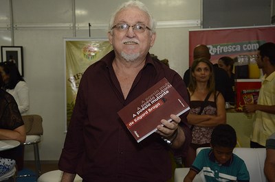 Aloísio Nunes, autor do livro "A poesia mutante de Edgard Braga"