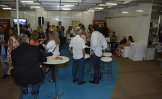 Estande da Edufal movimentado no lançamento de oito obras de autores alagoanos