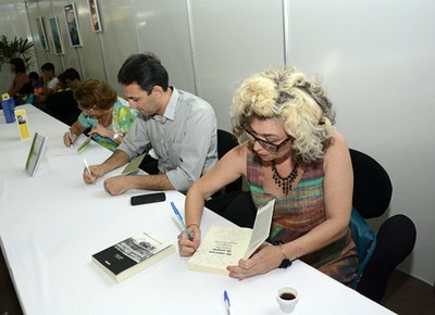 Autores autografam obras publicadas com selo da Edufal