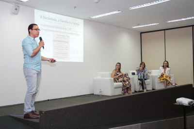 Professor Gian Carlo conversou sobre as relações da igreja e o casamento