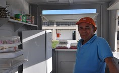 José Crecêncio está na Fale entre 12h e 21h vendendo seus salgados