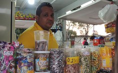 Marcos Morais trabalha com a mãe vendendo salgados e sanduíches em frente à Tenda Estudantil