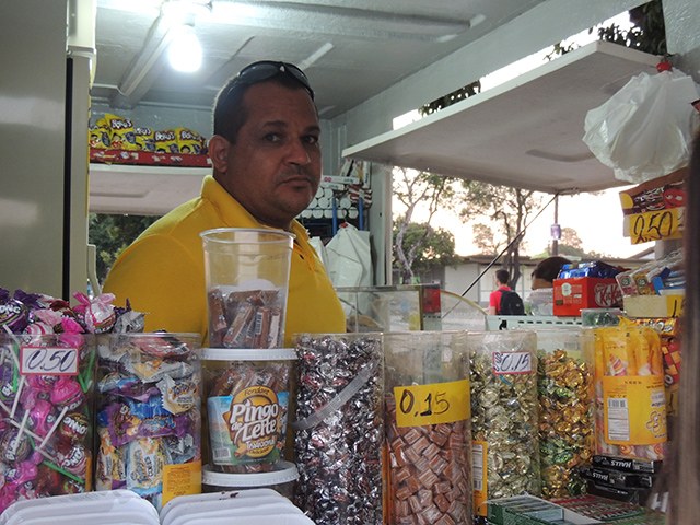 Marcos Morais trabalha com a mãe vendendo salgados e sanduíches em frente à Tenda Estudantil