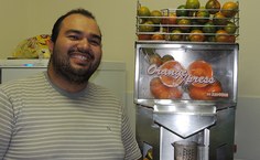 O aluno de Administração da Ufal, Eraldo Oliveira diz vender o suco de laranja mais gostoso da universidade