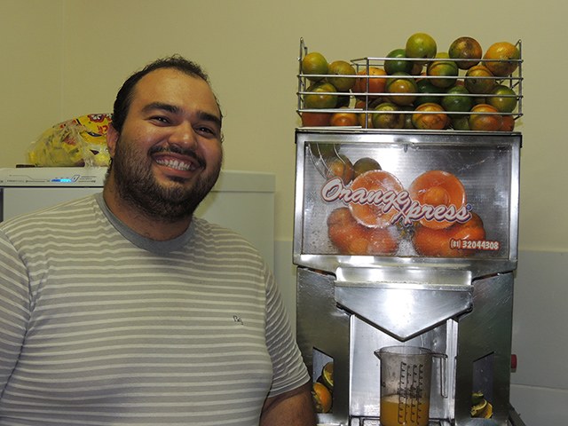 O aluno de Administração da Ufal, Eraldo Oliveira diz vender o suco de laranja mais gostoso da universidade