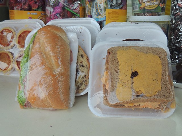 Sanduíches naturais e na baguete são os mais vendidos em quiosque em frente à Tenda Estudantil e custam R$ 3,00