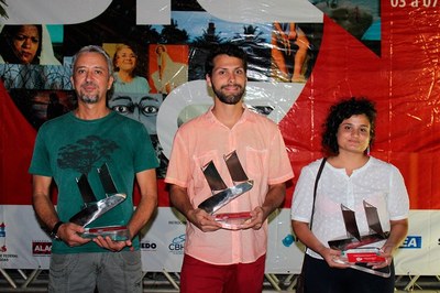 Os grandes vencedores da Mostra Competitiva do Festival de Cinema Universitário de Alagoas - Weber Sales, Jocimar Dias e Laís Araújo