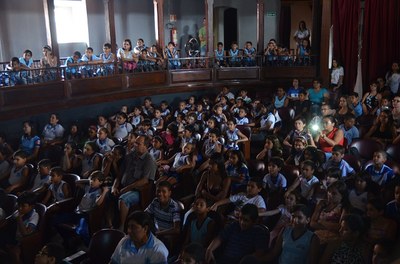 Crianças da rede municipal de ensino na Mostra de Cinema Infantil (Foto - Ana Paula Pontes)