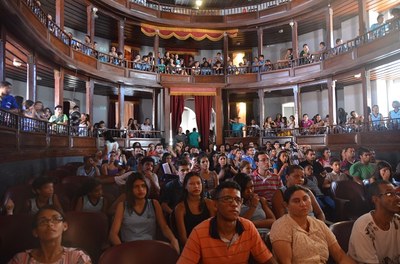 Teatro Sete de Setembro ficou lotado de alunos do ensino fundamental a universitários, durante a Mostra de Cinema Ambiental (Fotos Ana Paula Pontes)