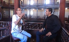 Hernano relata que a primeira vez que esteve no Teatro, aos 10 anos, pouco entendeu o que ocorria, diferente do atual momento, em que tem sua opinião levada em conta, pela presença de um intérprete de Libras