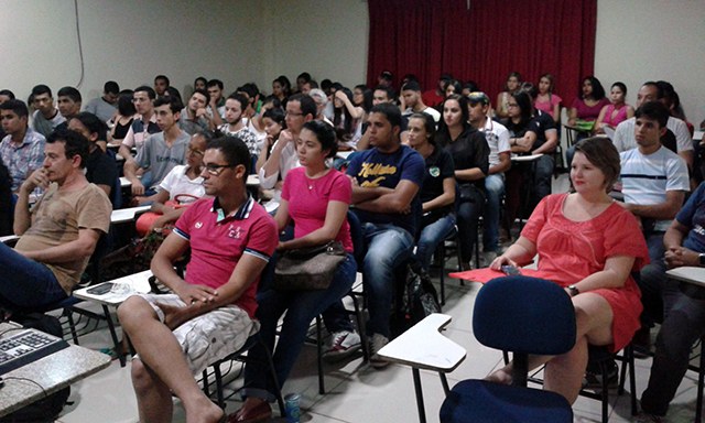 Estudantes, professores e pessoas da comunidade santanense participaram do evento