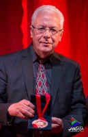 Professor é homenageado com a Medalha Denis Agra no Premio Braskem de Jornalismo