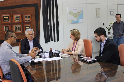 Reitor Eurico Lôbo em reunião com os professores Valéria Correia e José Vieria para tratar do processo de transição na Ufal