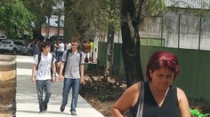 Estudantes comparecem à quadra coberta do curso de Educação Física