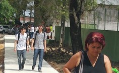 Estudantes comparecem à quadra coberta do curso de Educação Física
