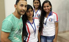 Arthur e suas alunas, Elaine da Silva Nascimento, Eduarda da Silva Barbosa e Sâmia Albuquerque de Oliveira, 17 anos, premiadas na Ufal