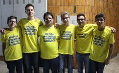 Professor José de Arimateia [ao centro] com alunos premiados duplamente