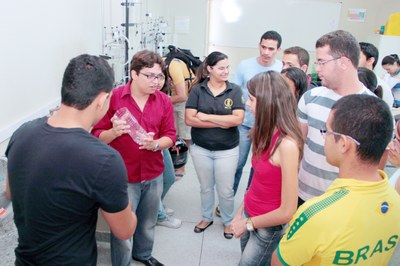 Professor Thiago Pereira em aula prática do curso de Engenharia Civil no Laboratório de Hidráulica do Campus do Sertão