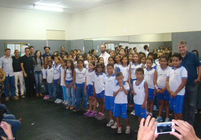 Monitores, alunos das escolas que integram o projeto Incluir, o professor Flávio Ferreira e o pró-reitor de Extensão eduardo Lyra comemoram o sucesso do encontro