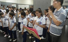 A aluna do Madalena Sofia, Lígia Marcela, e o músico André Tokura tocaram  flauta doce, acompanhando o coro do colégio