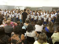 Alunos das três escolas do projeto Incluir cantaram a peça O Natal existe