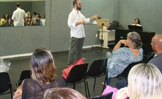 Flávio Ferreira, coordenador do Corufal, dá as boas-vindas aos pais e professores que prestigiaram as apresentações