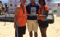 Treinadores com o troféu conquistado pela equipe da Ufal