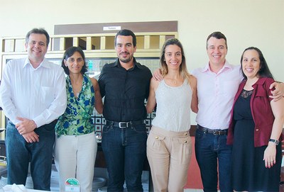 Professor Wagner Porto (de preto) com a equipe de pesquisadores que está envolvida no estudo sobre toxoplasmose