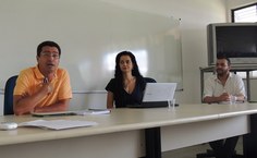 Ao lado dos professores Rita de Cássia e Helson Sobrinho,  Antônio Cicero elogiou o cuidado na escrita e a relação da dissertação com a prática na sala de aula