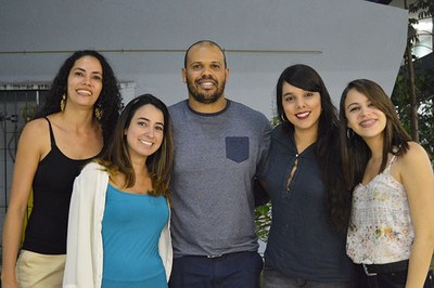 Estudo da aluna Mariah Morais [casaco branco] e colaboradores conquistou primeiro lugar em evento realizado pela Federação das Sociedades de Biologia Experimental