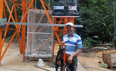 Colocando o equipamento de segurança para subir na torre