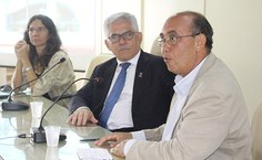 Pró-reitora Simoni Meneghetti, reitor Eurico Lôbo e Wanderley de Souza em reunião com pesquisadores da Ufal