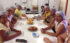 Participantes da oficina faezm bolos sem utilizar gordura trans