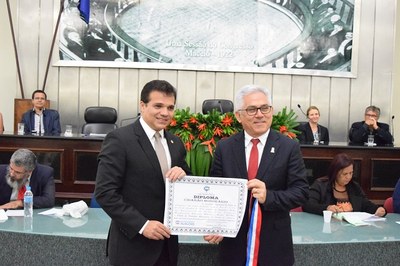 Deputado Ricardo Nezinho entrega Título de Cidadão Honorário de Alagoas ao reitor Eurico Lôbo (Fotos Ascom da ALE)