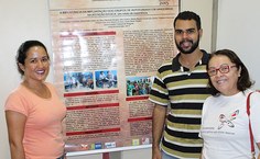 Nataly Cavalcante, 4º período de Enfermagem, José Allyson, 3º período de Psicologia, e a professora Clodis Teixeira, do Grupo de auto-cuidado em Hanseníase