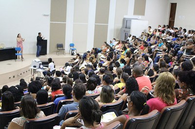 Auditório da Reitoria fica lotado durante mesa redonda sobre A inclusão da pessoa com deficiência na Educação Superior.. panorama e perspectivas