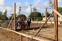 Um campo de futebol e um local de sociabilização estão sendo construídos para atender aos residentes