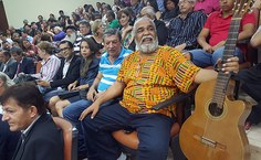 O sambista Gustavo Gomes, com seu violão, na solenidade de posse