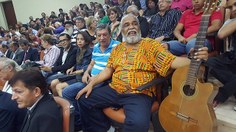 O sambista Gustavo Gomes, com seu violão, na solenidade de posse