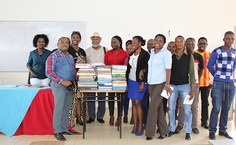 Equipe recebe livros doados pela Biblioteca da Ufal