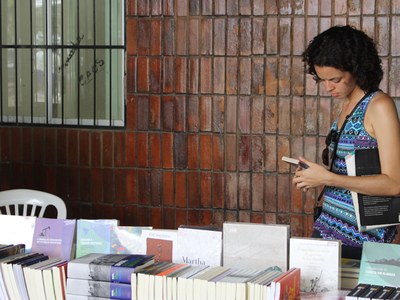 Estudante visita o Feirão da Edufal