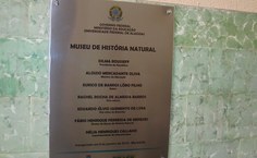 Placa marca a entrga das novas instalações do MHN