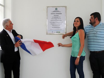 Reitor Eurico Lôbo e os professores Chiara Lopes e Pierre Barnabé descerram placa do Hospital Veterinário