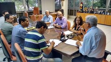 Reitor assina dois contratos para reformas em Maceió e Penedo