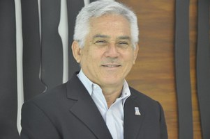 Reitor deixa gestão da Ufal com contas em dia