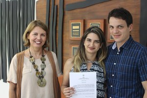 Reitora Valéria Correia empossa docente para o curso do Design