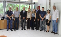 Diretor da Faculdade de Arquitetura e Urbanismo (FAU), Augusto Aragão (camisa branca), prestigia a posse da professora Juliana Donato