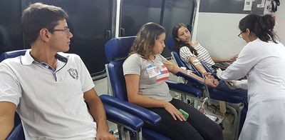 Vários estudantes atenderam ao chamado para doar sangue