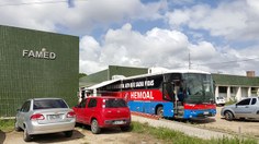 Ônibus de coleta do Hemoal estacionou na Famed na última quinta-feira