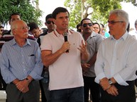 Entre o doador de terreno, Stélio Cerqueira e Eurico Lôbo, prefeito Marcius Beltrão ficou emocionado com as histórias da Universidade